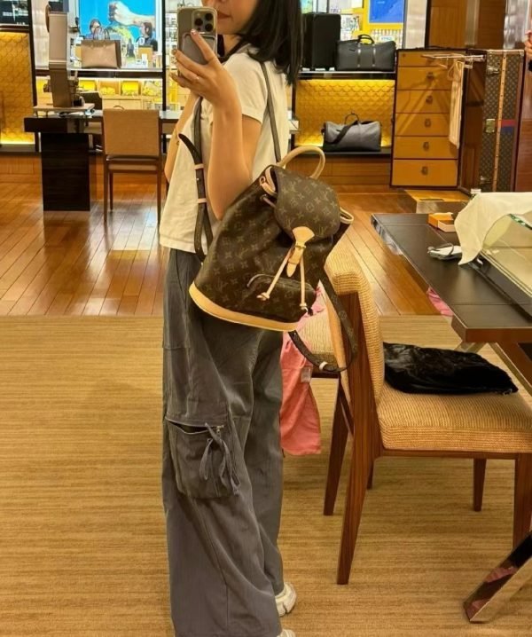 M11198 backpack with presbyopia color changing leather - Image 16