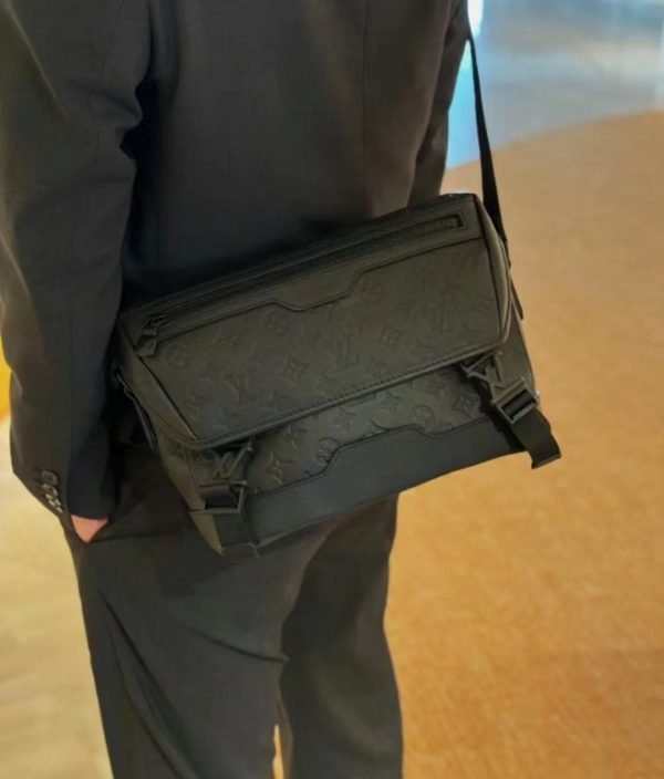M25121 Black Flower Head Leather Men's Postman Bag - Image 18