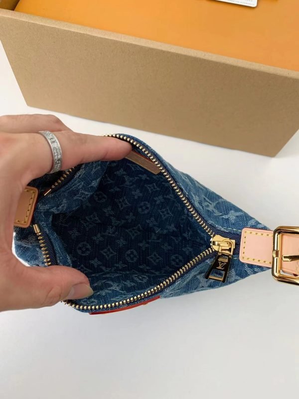 M82949   Underarm handbag with blue denim chip - Image 13