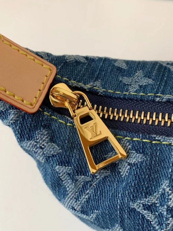 M82949   Underarm handbag with blue denim chip - Image 11