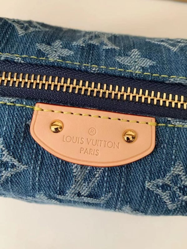 M82949   Underarm handbag with blue denim chip - Image 9