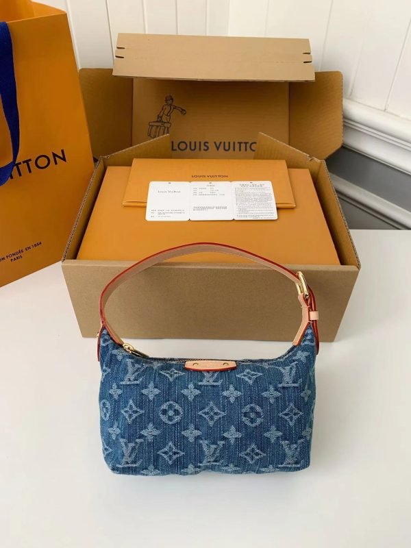 M82949   Underarm handbag with blue denim chip
