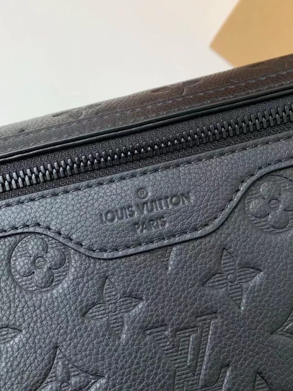 M25121 Black Flower Head Leather Men's Postman Bag - Image 12