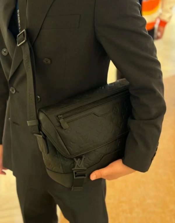 M25121 Black Flower Head Leather Men's Postman Bag - Image 17
